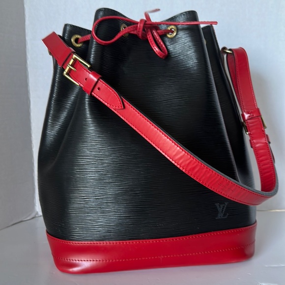 Louis Vuitton Handbags - AUTHENTIC LOUIS VUITTON ÉPI NOE BI-COLOUR BLACK/RED LEATHER SHOULDER BAG.
